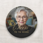 70th Birthday Partyフォト金ゴールドスクリプト応援 ペーパープレート<br><div class="desc">これらの写真金ゴールドスクリプト「応援」の紙プレートでエレガント、70誕生祝いをさらに特別なものにする。写真と金ゴールドスパーソナライズされたクリプトデザインを備えたプレートは、マイルストーンの誕生日パーティーに洗練されたtouchを追加するのに最適である。食べ物やデザートをスタイルで提供するのに最適！</div>