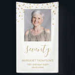 70th Birthday Partyフォト金ゴールド紙吹雪白 横断幕<br><div class="desc">彼女の救済70歳のスタイルで祝は、彼女の写真と白い背景の金ゴールドの手書きフォントの"70の単語の金ゴールドの三角形の紙吹雪を取り上げシンプルて、のバナーを含むの70歳の誕生日。サンプル画像を任意の写真に簡単に置き換える。文字をカスタマイズするには、金ゴールドsans serifフォントのホヌーの名前と、以下の大事な行事と日付を小さな金ゴールド型で使用する必要がある。</div>