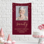 70th Birthday Partyフォト金ゴールド紙吹雪Burgundy 横断幕<br><div class="desc">彼女の救済70歳のスタイルで祝は、この金ゴールドとフォントの三角形の紙吹雪は彼女の写真を撮影し、金ゴールドの手書きの単語"70を含むのバナーは、燃え立つ赤い背景の上に。サンプル画像を任意の写真に簡単に置き換える。文字をカスタマイズするには、金ゴールドsans serifフォントのホヌーの名前と、以下の大事な行事と日付を小さな金ゴールド型で使用する必要がある。</div>