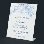 70th Birthday Partyブルーバラフローラへようこそ 台座サイン<br><div class="desc">この青いフローラウェルカムサインとスタイルでゲストを歓迎。すべての文字は編集可能。</div>