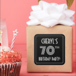 70th Birthday Party:アールデコスタイルと名前をカスタムする スクエアシール<br><div class="desc">このセフエレガントェント誕生祝い/パーティースクエアステッカーデザインは、編集可能な名前、複雑なデコのルックインスパイアス「70th」、メッセージ「BIRTHDAY PARTY!」、およびラインを備え数々のて縁どいる。デフォルトでは黒い色の背景が付いているが、好カスタマイズみの色にも使えもしる。誕生日エレガントをテーマにしたシールは、誰かの70歳の誕生日のお祝いの誕生日パーティーで配布または使用されるか、またはそのようなイベントのための招待状やギフト/プレゼントを準備する際に使用されるかもしれない。[～Z0000617]</div>