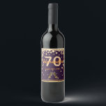 70th birthday party on purple 金ゴールド・ダイヤモンド ワインラベル<br><div class="desc">華やかでエレガント70歳の誕生日パーティワインラベル。紫ガーリーの背景色。2つのきらめくワイングラス、フルートとフェイクデコールとして振りかける黄金のダイヤモンド。名前、年齢70と日付、黄金の文字のためのテンプレート。背景色を変更してテーマに合わせる。クリックカスタマイズ後、右側の「背景色を選択」</div>
