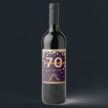70th birthday party on purple 金ゴールド・ダイヤモンド ワインラベル<br><div class="desc">華やかでエレガント70歳の誕生日パーティワインラベル。紫ガーリーの背景色。2つのきらめくワイングラス、フルートとフェイクデコールとして振りかける黄金のダイヤモンド。名前、年齢70と日付、黄金の文字のためのテンプレート。背景色を変更してテーマに合わせる。クリックカスタマイズ後、右側の「背景色を選択」</div>