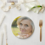 70th birthday photo hello 70 ペーパープレート<br><div class="desc">あなたの写真のテンプレート。ホワイト文字オーバーレイ：こんにちは70!曲線文字。70歳の紙パーティーのプレート。マッチ紙ナプキンは当店で販売！</div>