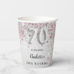 70th birthday silver pinkグリッター名 紙コップ<br><div class="desc">華やかでガーリー70歳の誕生日パーティー。銀フェイク色の背景。前面と背面：名前と日付をカスタマイズして追加。ピ飾ックと銀フェイク色のグリッターの塵で70番はバ書ロンスタイルフォント。</div>