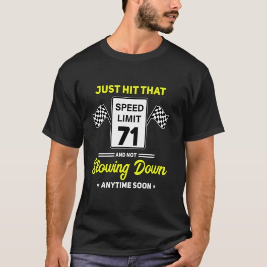 71歳の誕生日お祝いスピード制限標識 71 mph 楽しい運転 tシャツ (正面)