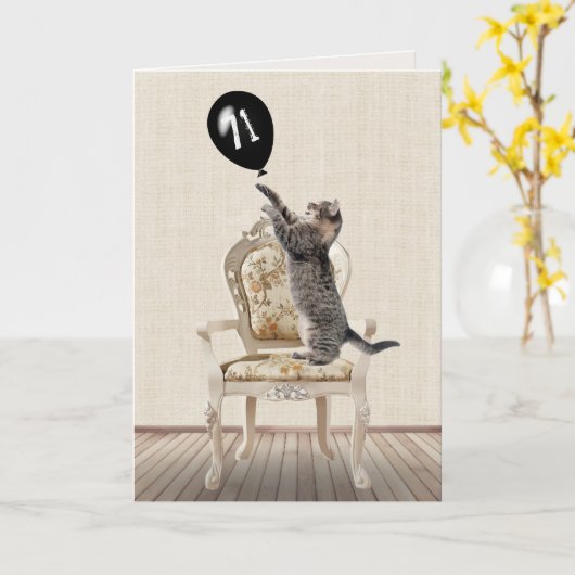 71誕生日Tabby Cat on Chair Card カード (黄色い花)