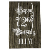 72番目の誕生日: ファンシー, フェイク Wood Look +名前をカスタムする ミディアムペーパーバッグ (裏面)