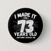 73歳皮肉ミーム73おもしろい誕生日 缶バッジ (正面)