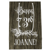 73番目の誕生日: ファンシー, フェイク Wood Look +名前をカスタムする ミディアムペーパーバッグ (裏面)