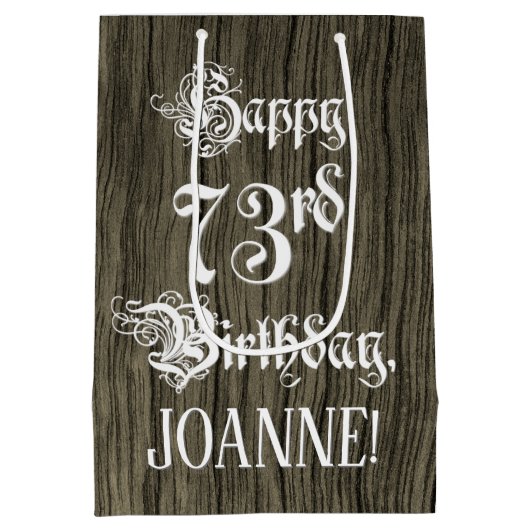73番目の誕生日: ファンシー, フェイク Wood Look +名前をカスタムする ミディアムペーパーバッグ (裏面)