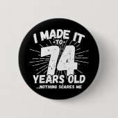 74歳皮肉ミームおもしろい74誕生日 缶バッジ (正面)