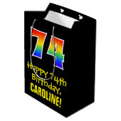 74誕生日:おもしろいはっきりした、カラフルレインボー「74」 ミディアムペーパーバッグ (裏面アングル)