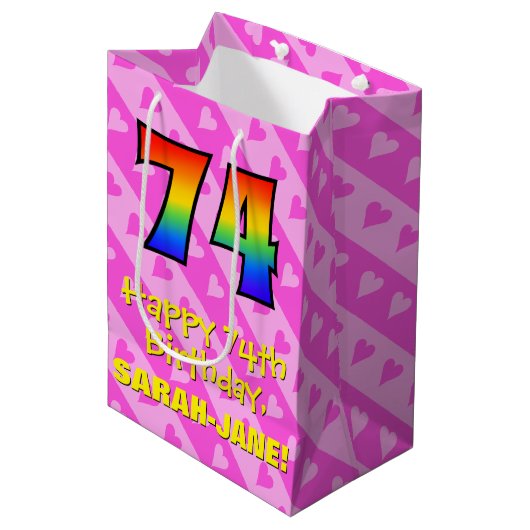 74誕生日:おもしろいピンクハートストライプ、虹74 ミディアムペーパーバッグ (正面アングル)