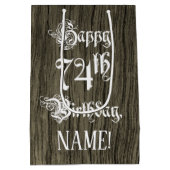 74誕生日: ファンシー, フェイク Wood Look +名前をカスタムする ミディアムペーパーバッグ (裏面)