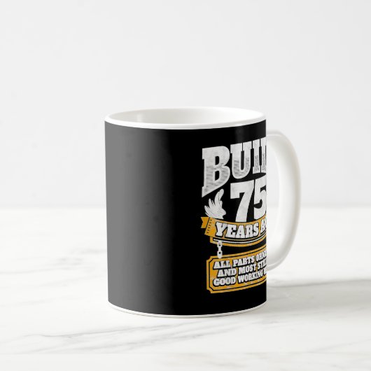 75おもしろい誕生日B日ギフトことわざ年齢75年 コーヒーマグカップ (正面右)
