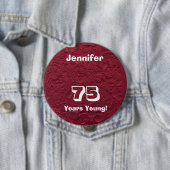 75年の赤い人形ピン75番目の誕生日ギフト 缶バッジ (インサイチュ)