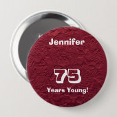 75年の赤い人形ピン75番目の誕生日ギフト 缶バッジ (正面&裏面)