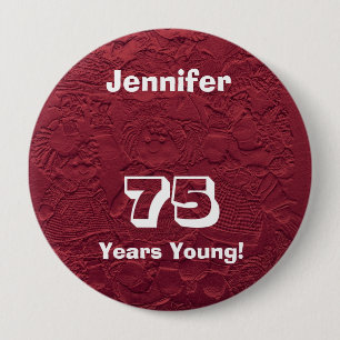 75年の赤い人形ピン75番目の誕生日ギフト 缶バッジ