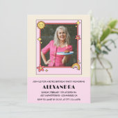 75歳の誕生日の招待レトロGroovy Pinkフローラ 招待状 (スタンド正面)