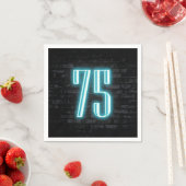 75thバースデーパーティネオンサイン入りレンガの壁 スタンダードカクテルナプキン (インサイチュ)