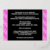 75th Birthday Party —おもしろいピンクのハートとストライプ 箔招待状 (裏面)