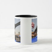 762ミリメートルのラウンドがトラックの上にある マグカップ (中央)