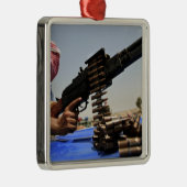 762ミリメートルのラウンドがトラックの上にある メタルオーナメント (右)