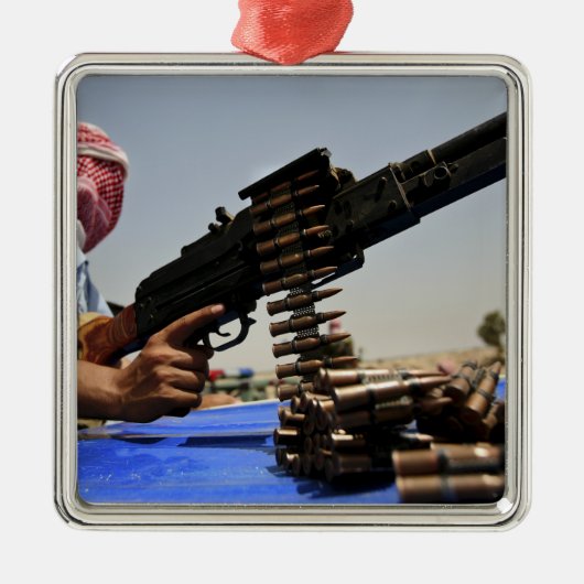 762ミリメートルのラウンドがトラックの上にある メタルオーナメント (正面)