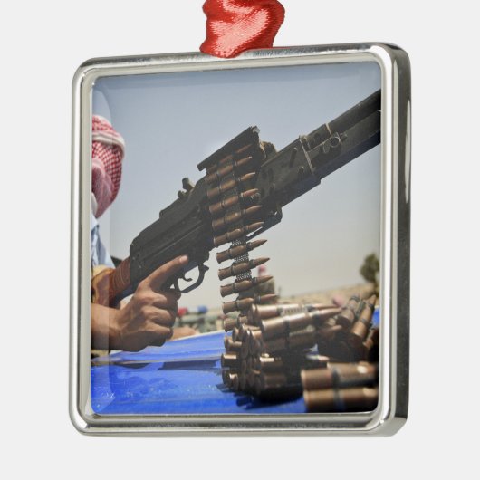 762ミリメートルのラウンドがトラックの上にある メタルオーナメント (左)