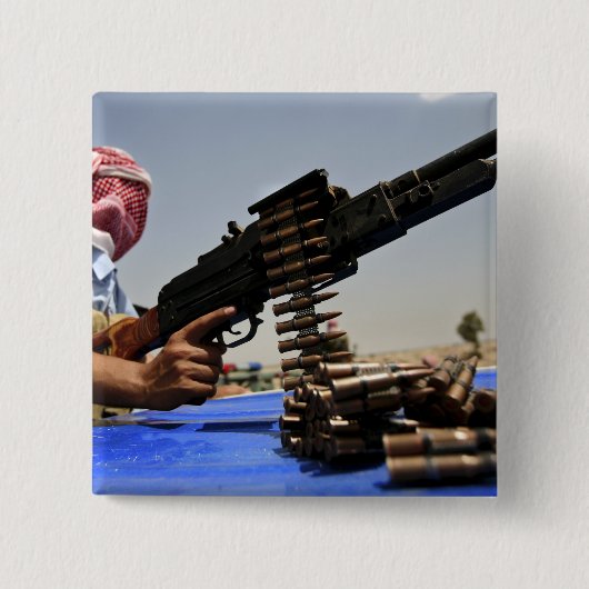 762ミリメートルのラウンドがトラックの上にある 缶バッジ (正面)