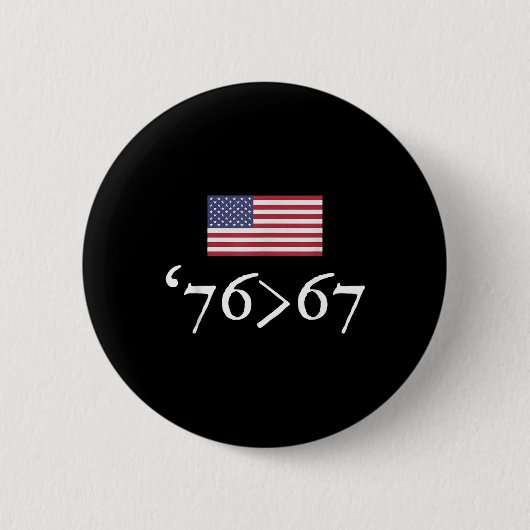 76 67 アメリカ国旗 76 67 数学ジョーク 缶バッジ (正面)