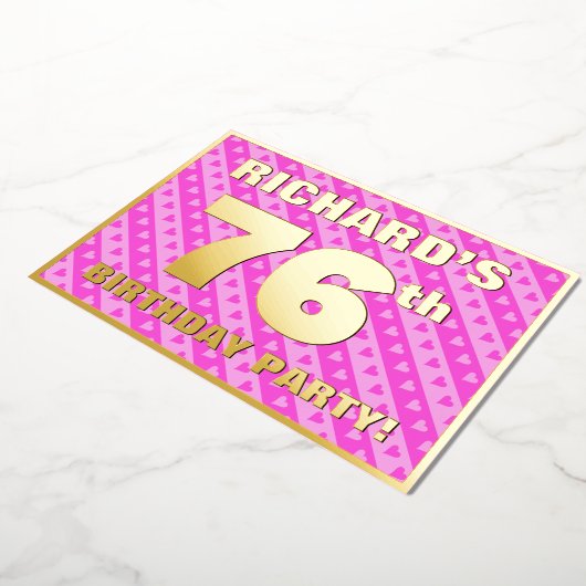 76th Birthday Party —おもしろいピンクのハートとストライプ 箔招待状 (回転した状態)