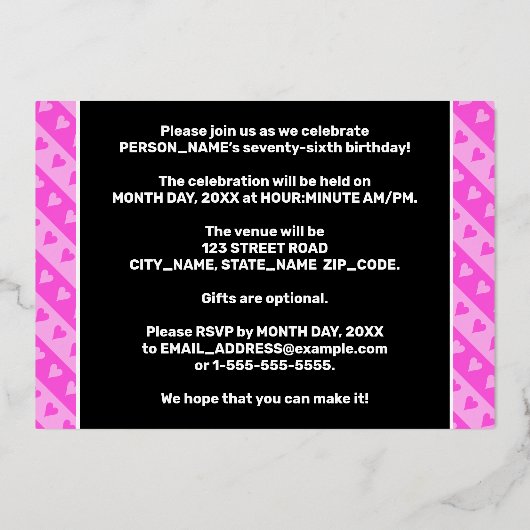 76th Birthday Party —おもしろいピンクのハートとストライプ 箔招待状 (裏面)