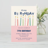 77歳の誕生日パーティーのための面白いピンクとグリーンのキャンドルの招待状 招待状 (スタンド正面)