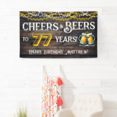 77歳の誕生日パーティーバナーを祝して乾杯とビール 横断幕 (インサイチュ)