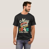 77番目の誕生日1945年5月ヴィンテージカセット Tシャツ (正面フル)