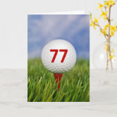 77誕生日ゴルフボールオンレッドティー カード (黄色い花)