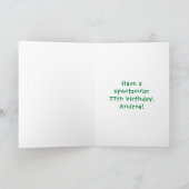 77誕生日:おもしろいケーキとキャンドル+名前をカスタムする カード (内部)