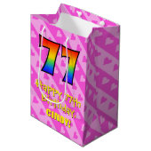 77誕生日:おもしろいピンクハートストライプ、虹77 ミディアムペーパーバッグ (正面アングル)