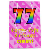 77誕生日:おもしろいピンクハートストライプ、虹77 ミディアムペーパーバッグ (正面)