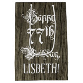 77誕生日: ファンシー, フェイク Wood Look +名前をカスタムする ミディアムペーパーバッグ (裏面)