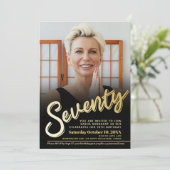 770誕生日フォトスクリプトフラット金ゴールドカラー 招待状 (スタンド正面)