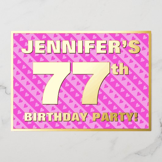 77th Birthday Party —おもしろいピンクのハートとストライプ 箔招待状 (正面)