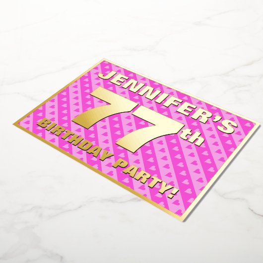 77th Birthday Party —おもしろいピンクのハートとストライプ 箔招待状 (回転した状態)