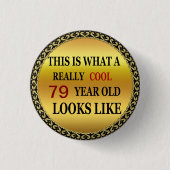 79おもしろい歳のカッコいいルックスを生む 缶バッジ (正面)