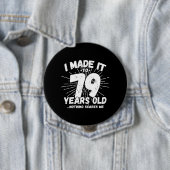 79おもしろい誕生日引用文皮肉79歳 缶バッジ (インサイチュ)