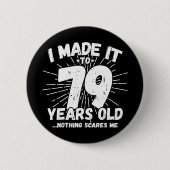 79歳皮肉ミームおもしろい79誕生日 缶バッジ (正面)