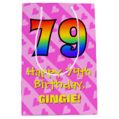 79誕生日:おもしろいピンクハートストライプ、虹79 ミディアムペーパーバッグ (正面)