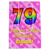 79誕生日:おもしろいピンクハートストライプ、虹79 ミディアムペーパーバッグ (裏面)